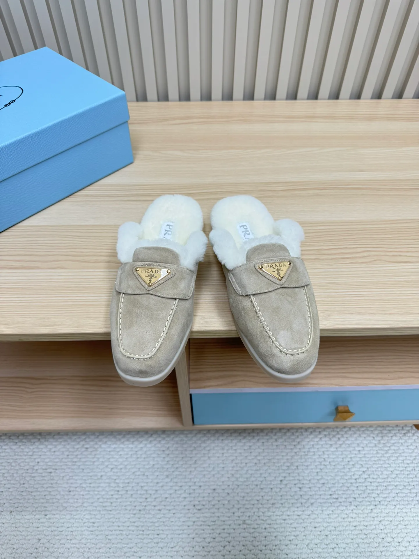 👟👟Ex-factory price 600👟👟 Prada / Prada (men and women) 24 new autumn and winter wool lining / loafers, wool collar echoes the design up and down! The Prada brand logo is outlined to highlight the high-end atmosphere! Made of sheepskin lining imported from Australia, the warmth retention effect in winter is great 👍 Fabric: Imported two-layer frosted cowhide Lining: Sheepskin imported from Australia One-piece Outsole: Original Tpu absorbent film outsole Female size: 35～41 (41 customized) Male size: 39～45 (45 customized)